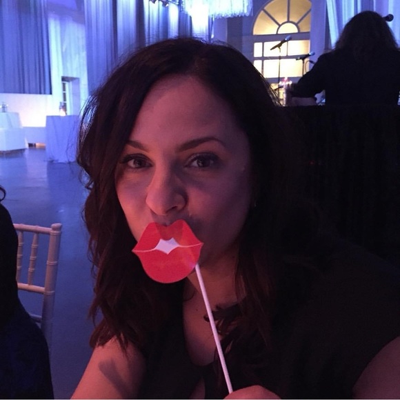 Meet your Posher, Iris - Picture 1 of 2